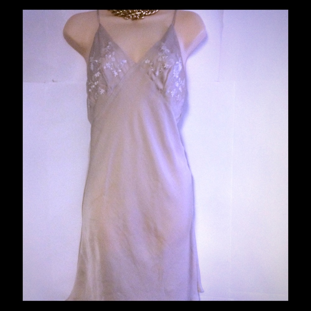 Natori classics VTG  slip /nightgown embroidered